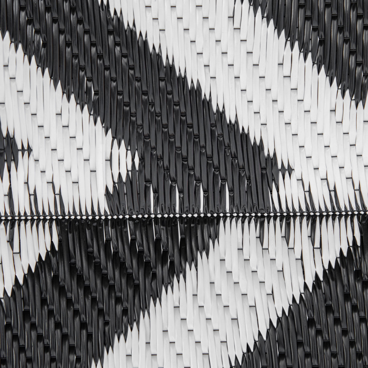 Outdoor Rug Reversible Mat Plastic Straw Rug Portable RV Camping Mat for Garden Deck Picnic Indoor, 121 x 182 cm (4 x 6 ft), Black & White
