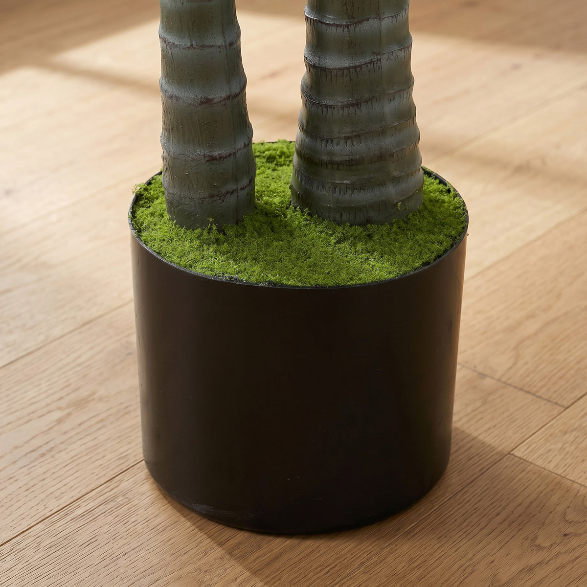 Artificial Palm Tree with 16 PEVA Leaves, 150cm Decorative Artificial Plant with Pot and Moss Effect, Green